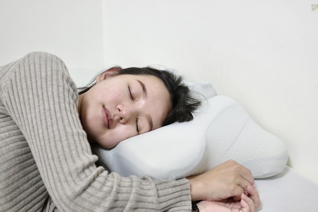 【日常｜開箱】四花軟居4leur 牽引安眠枕｜睡眠不足怎麼辦