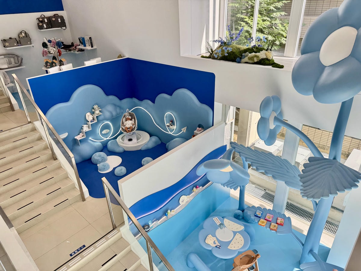 Baby City 桃園旗艦店樓梯間特色陳列