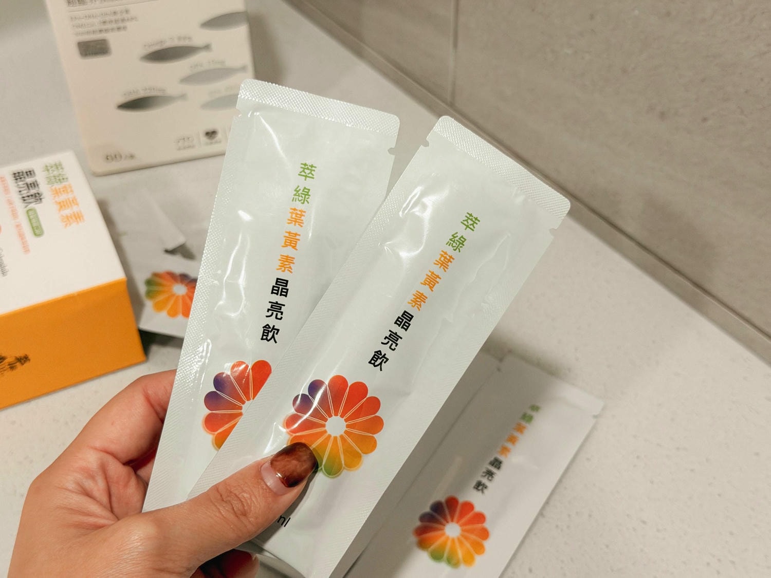 每天盯螢幕超過 8 小時？我最近開始這樣保養｜萃綠金盞花晶亮飲＋漾漾美超臨界頂級深海魚油分享