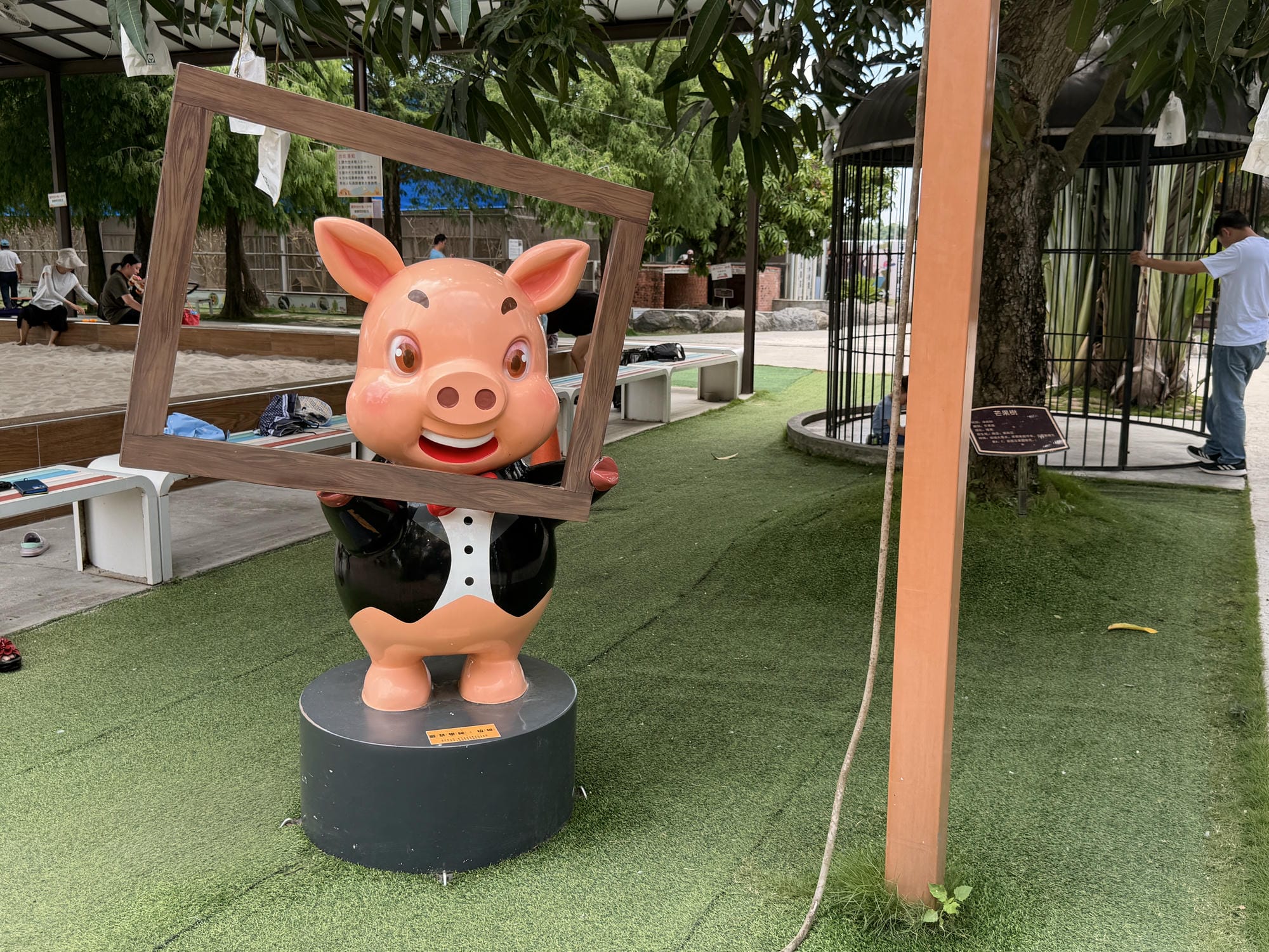 嘉義親子景點｜三隻小豬觀光農場，餵動物、玩沙玩水、童話造景一次收集！