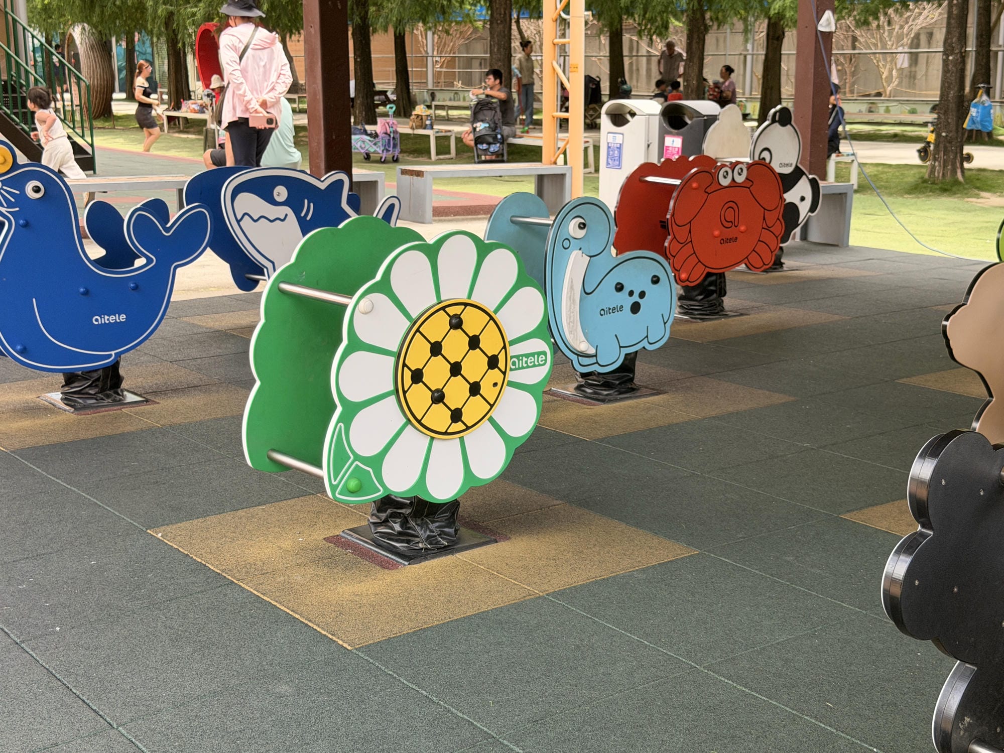 嘉義親子景點｜三隻小豬觀光農場，餵動物、玩沙玩水、童話造景一次收集！