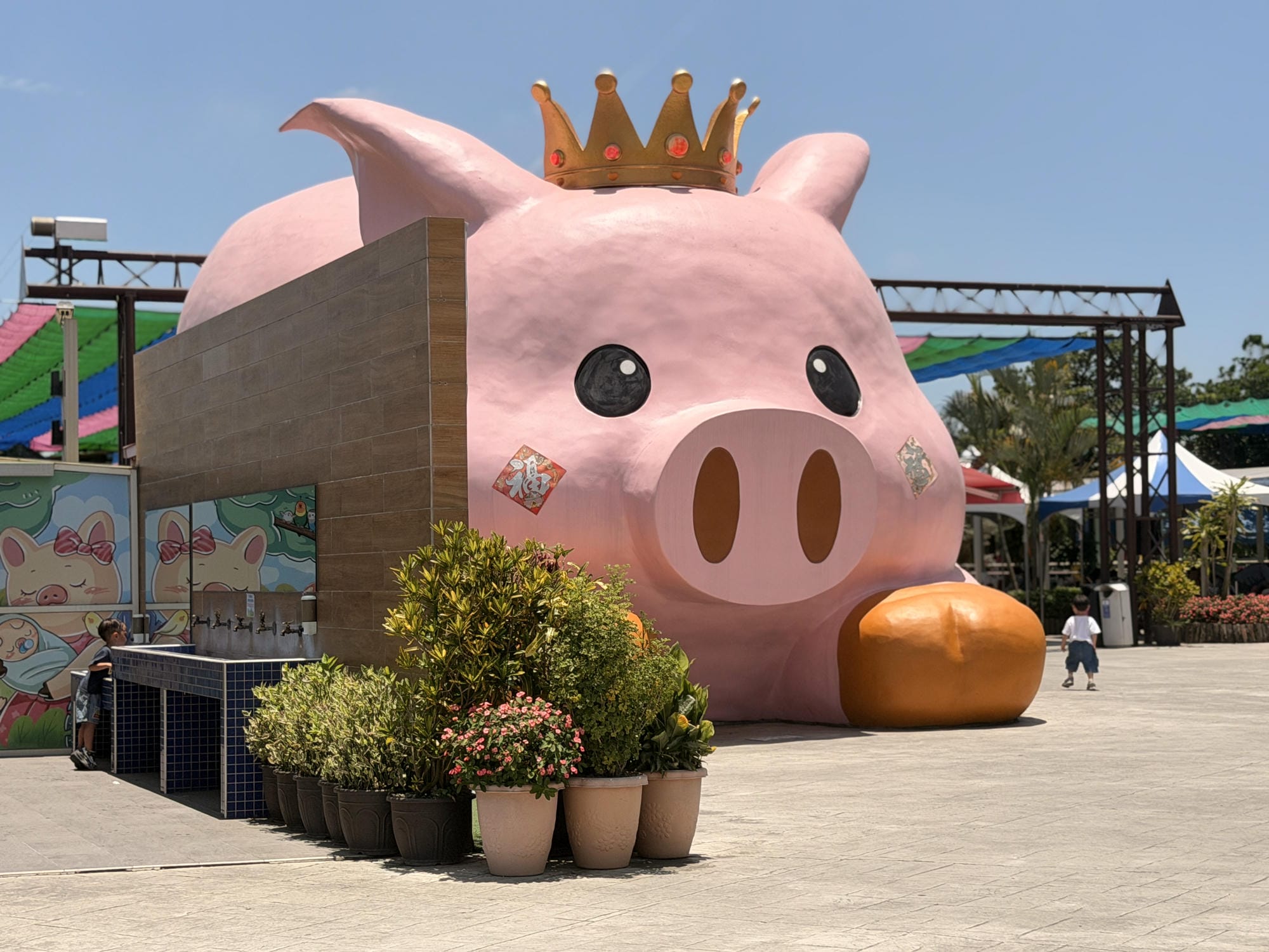 嘉義親子景點｜三隻小豬觀光農場，餵動物、玩沙玩水、童話造景一次收集！